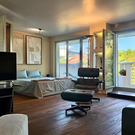 Nostalgic '90s Place Historical Center