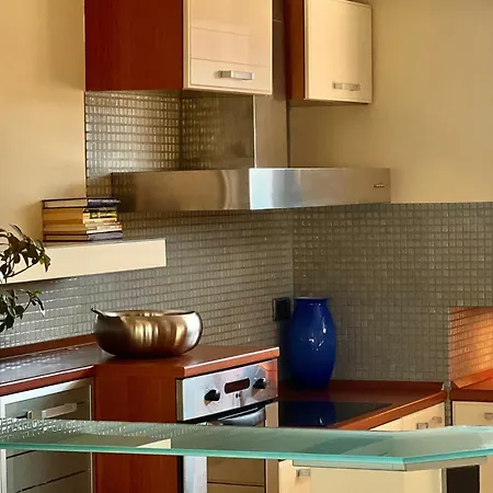 Nostalgic '90s Place Historical Center Apartment