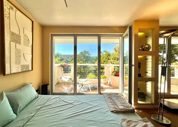 Апартаменты Nostalgic '90s Place Historical Center