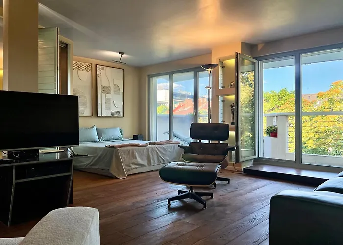 Nostalgic '90s Place Historical Center